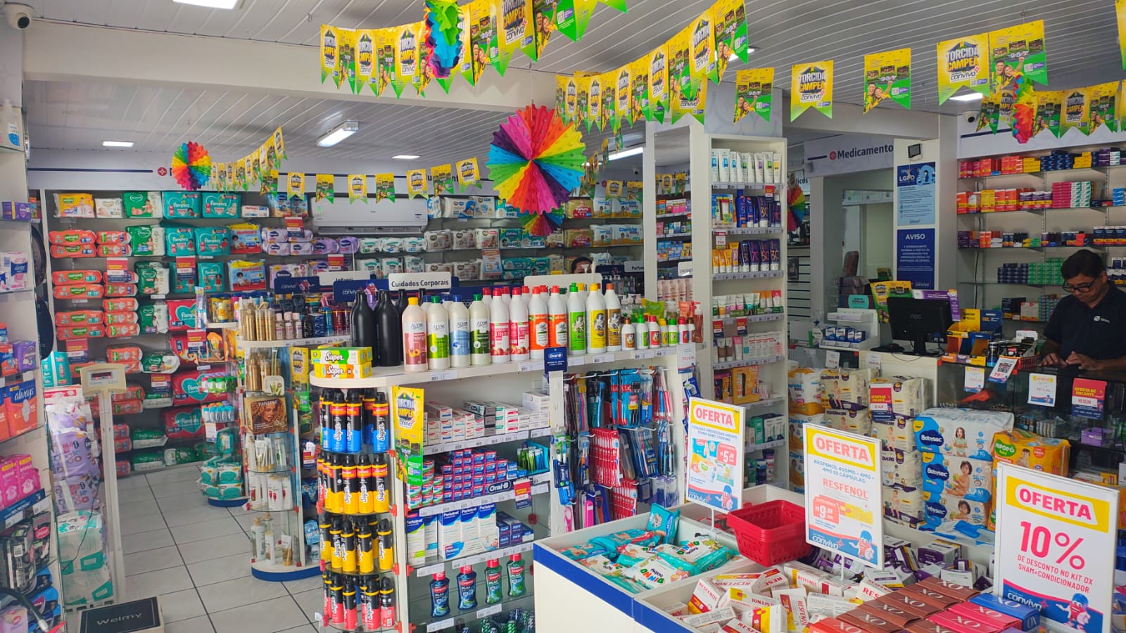 Interior amplo e organizado da farmácia